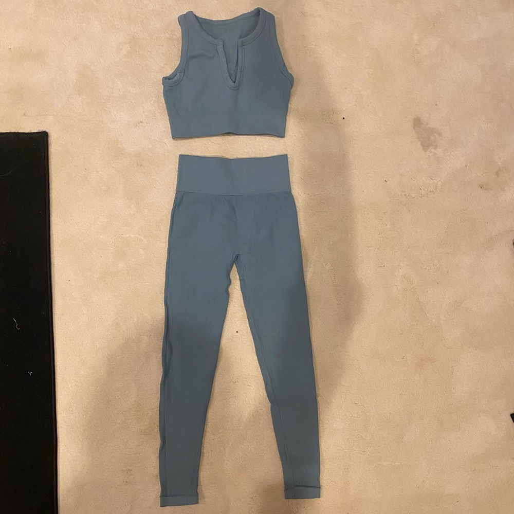 Ribbed workout set. Leggings and sports bra. Blue.